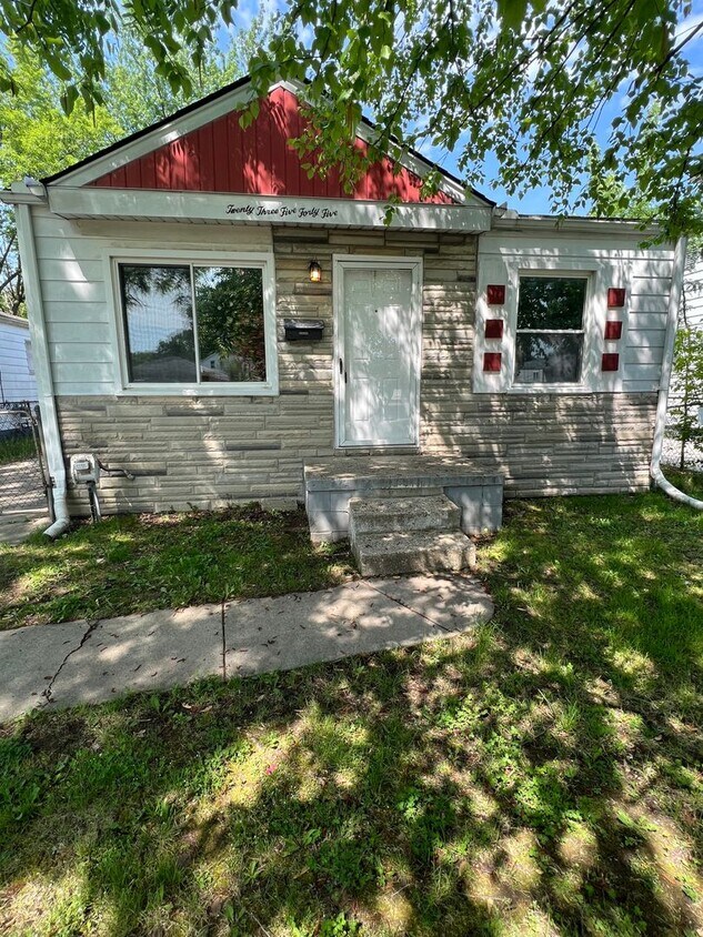 Foto principal - 23545 Columbus Ave