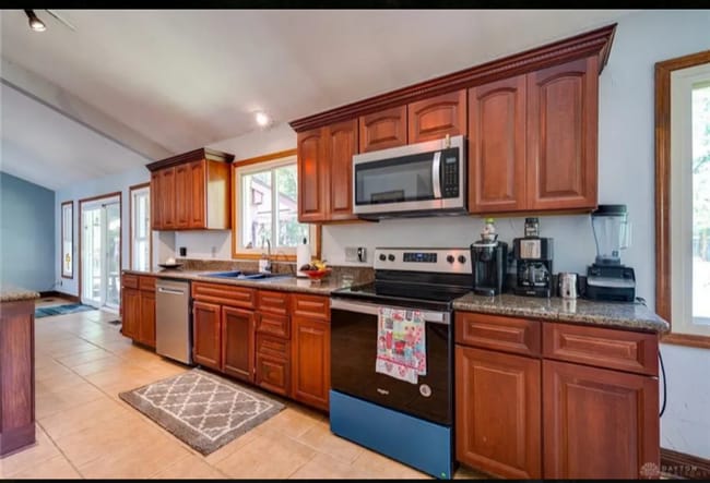 Building Photo - 3 bed 2 bath with pool