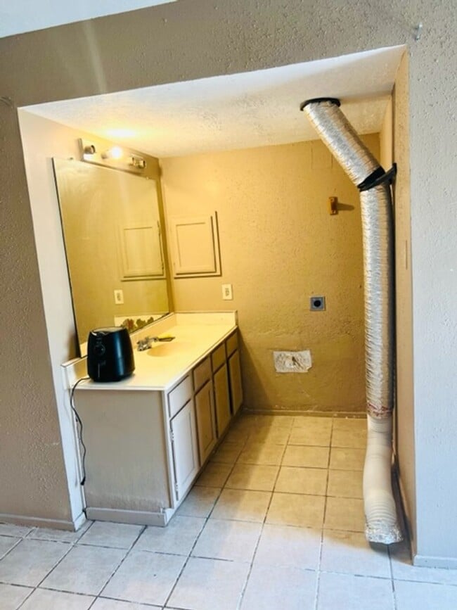 Foto del edificio - EFFICIENCY UNIT WITH TILE FLOORING THROUGHOUT