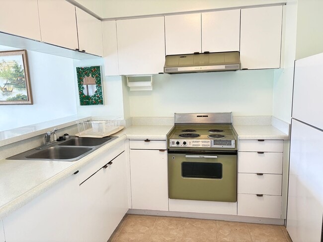 Building Photo - Makaha Valley Towers - One Bedroom