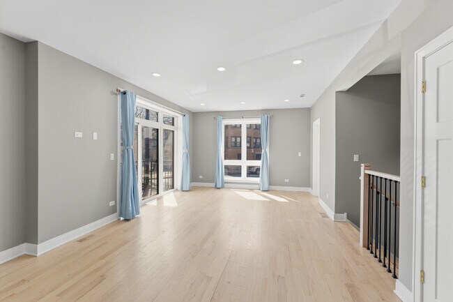 Foto del edificio - 7428 N Rogers Ave