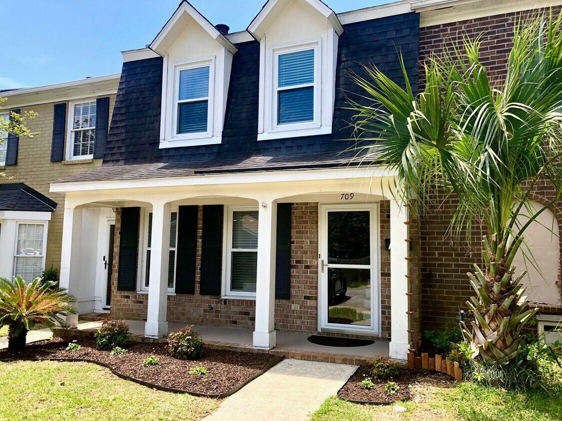 Primary Photo - Available 9/15. Beautifully Remodeled Town...