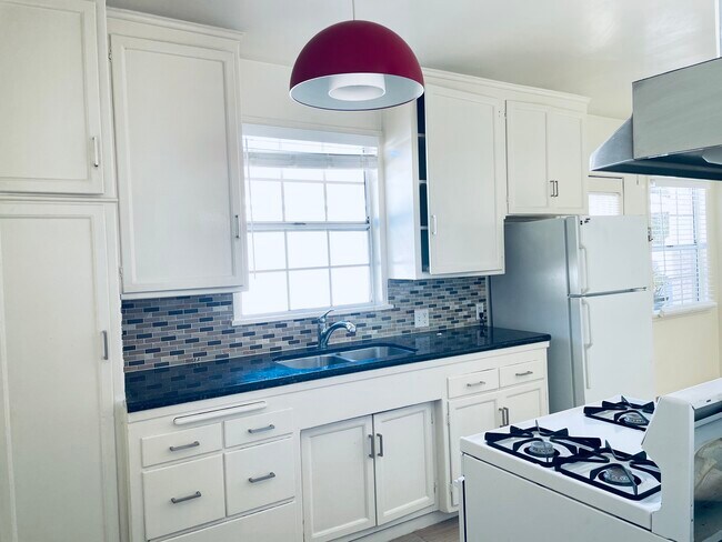 cocina/encimera de granito - 503 N Shelton St