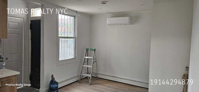 Building Photo - 988 Adee Ave