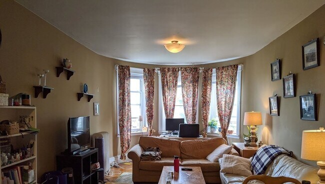 Photo - Very Nice 3 bed 1.5 Bath in Coolidge Corner.... Apartment