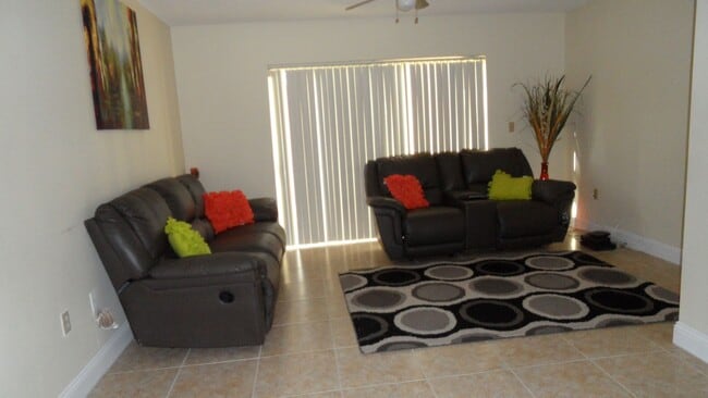 Foto del edificio - 2BR/2.5BA Townhouse with 2 Master Suites in Sorrento Lakes