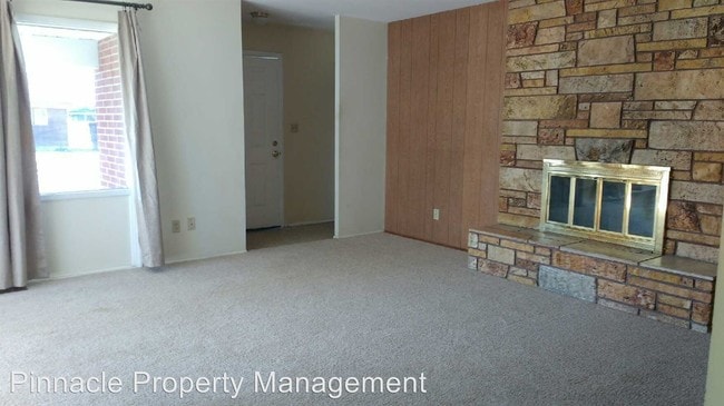 Building Photo - 129 Fairway Dr
