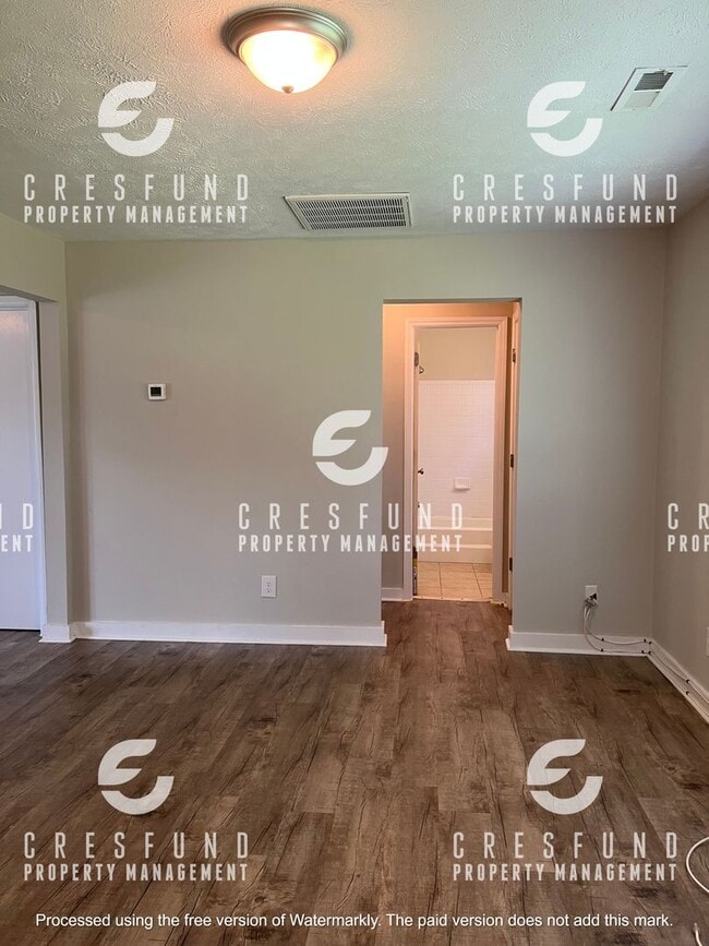 Building Photo - Spacious & Updated 1 Bed, 1 Bath Apartment