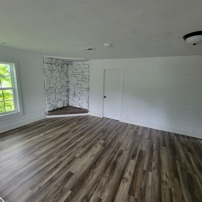 Foto del edificio - 2 Bed, 1.5 Bath-Residential/Commercial