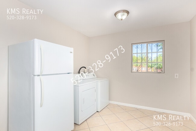 Building Photo - 3 Bedroom 2 Bath-1575 E Grant Rd- OWNER/AGENT