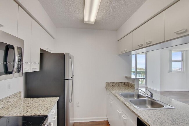 Building Photo - 1756 N Bayshore Dr