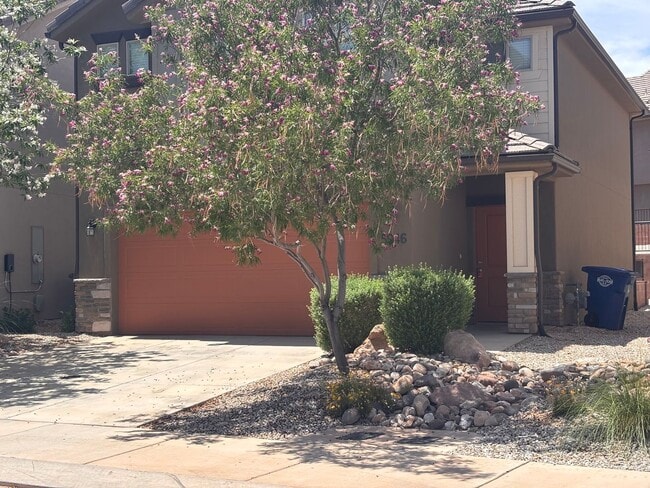 Building Photo - Beautiful Desert Canyon 4 Bedroom / 2.5 Ba...