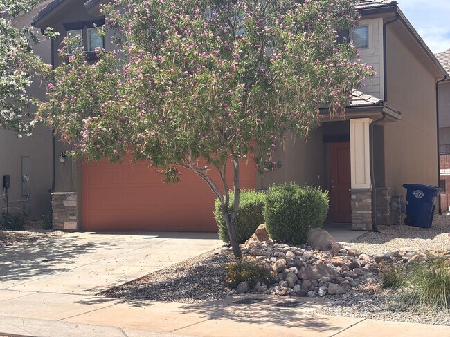 Foto del edificio - Beautiful Desert Canyon 4 Bedroom / 2.5 Ba...