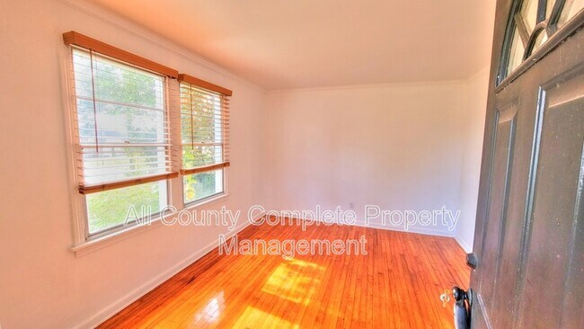 Foto del edificio - 4803 Lexington Ave