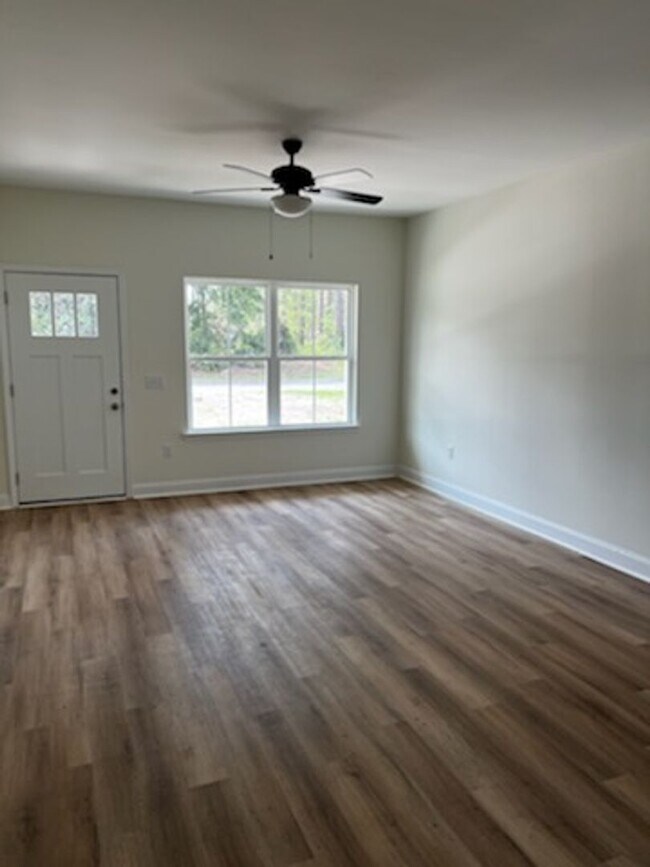 Foto del edificio - Brand New 3 Bedroom, 2 Bathroom Duplex in ...