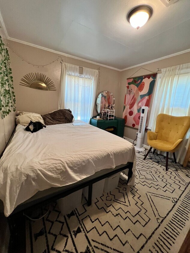 Foto del edificio - Spacious and bright Upper One Bedroom