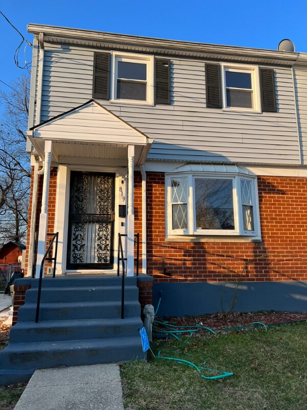 Primary Photo - 819 Quade St