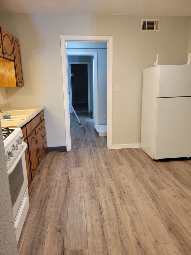 Kitchen - 1044 Loretta Ave