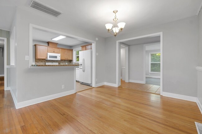 Building Photo - 2107 Croydon Dr