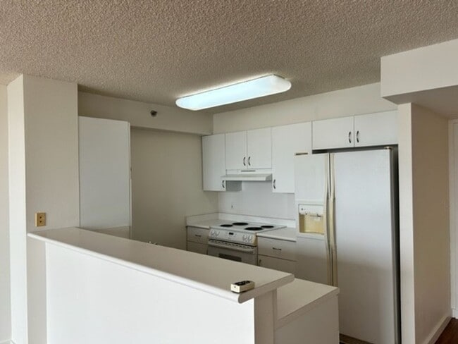 Building Photo - Great Views, Great Location and Beautiful ...
