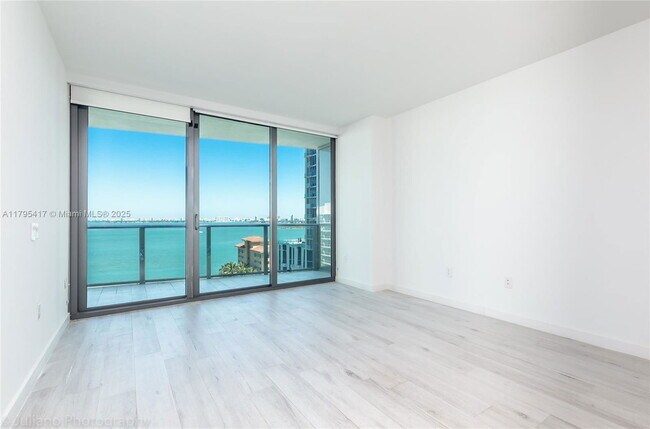 Foto del edificio - 460 NE 28th St