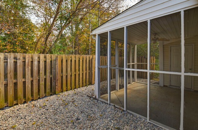 Building Photo - Charming End-Unit Patio Home Minutes from the Heart of Lexington