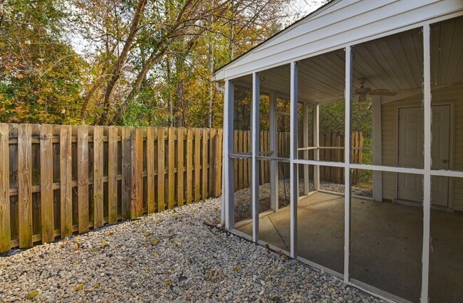 Foto del edificio - Charming End-Unit Patio Home Minutes from the Heart of Lexington