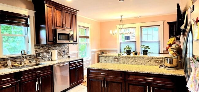 Building Photo - 305 Webster St