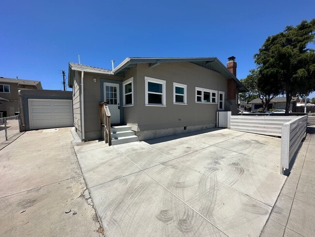 Building Photo - Great 2B/2BA House with Upgraded Kitchen/B...