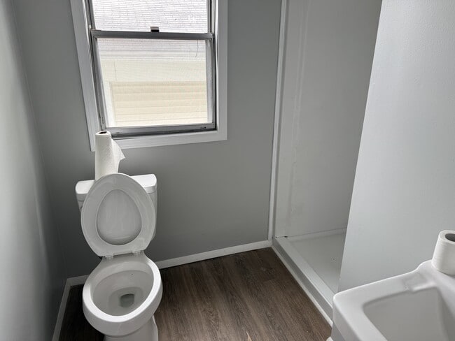 Building Photo - 104 Ball St