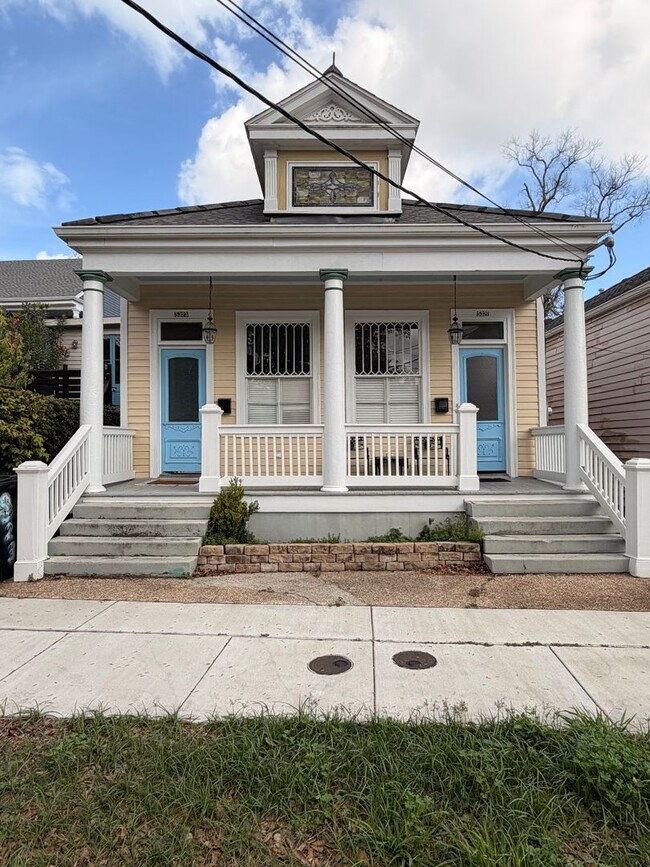 Building Photo - Gorgeous 1BD/1.5BA Uptown