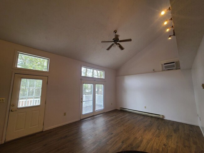 Building Photo - 3 br, 2 bath House - 127 Springbrook Street