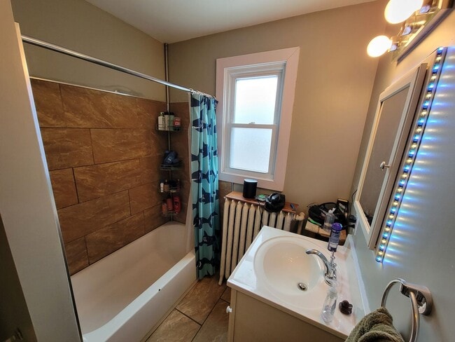 Building Photo - AVAILABLE JUNE -  4 Bed 1 Bath Townhome