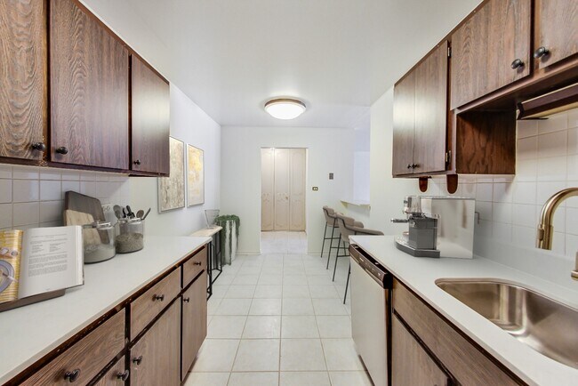 Foto del edificio - BEAUTIFUL NEW REHAB WITH FREE HEAT AND STAINLESS STEEL APPLIANCES.....MUST SEE!!!!