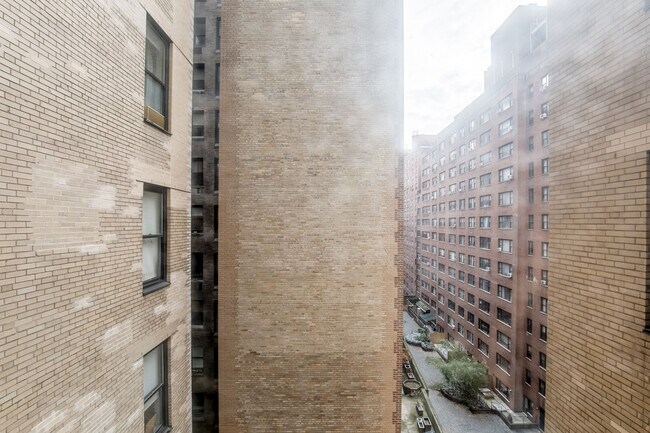 Building Photo - 400 E 57th St