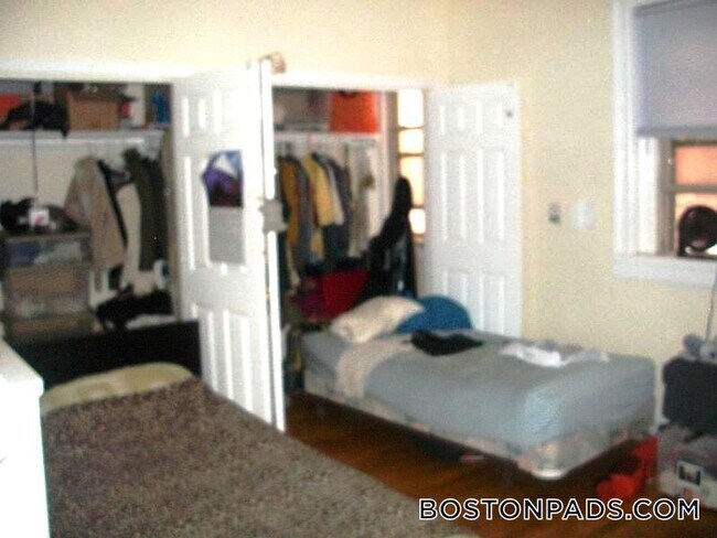 Building Photo - 879 Beacon St