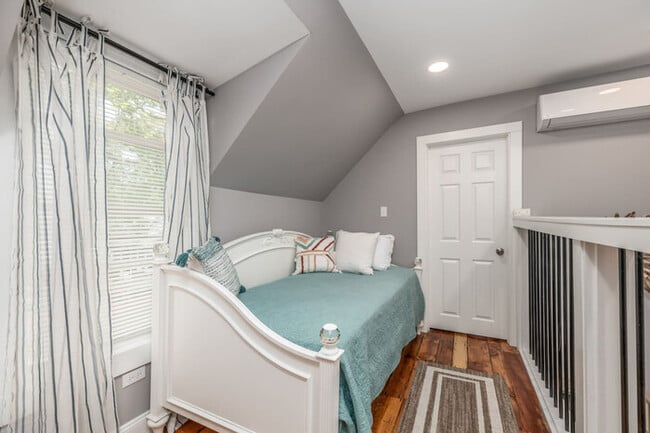 Building Photo - Renovated 4 BD | Sleeps 9 | Amazing Backya...