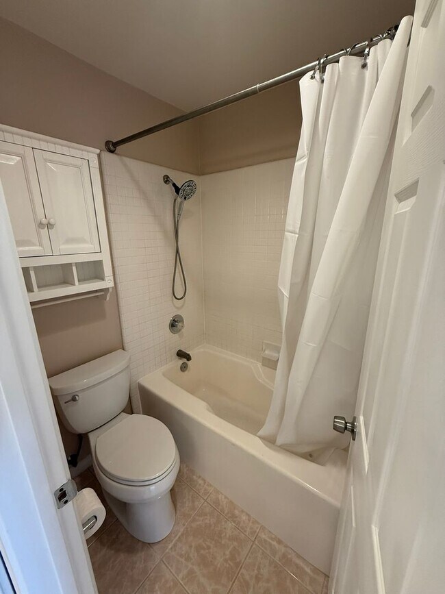 Foto del edificio - Beautiful Condo Located in the Heart Of Ca...