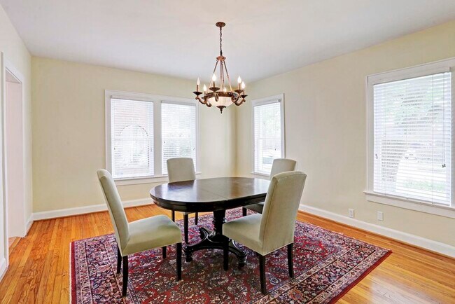 Foto del edificio - 2313 Wroxton Rd