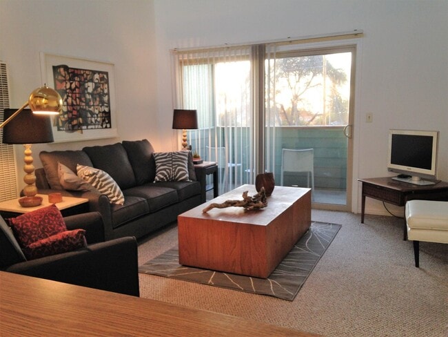 Building Photo - LOFT STYLE 2 Bed/1 Bath Near the Ocean ** ...