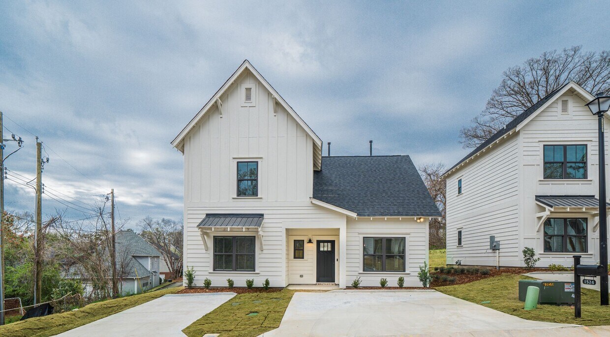 Foto principal - Don't miss out on this home in Vestavia Hi...