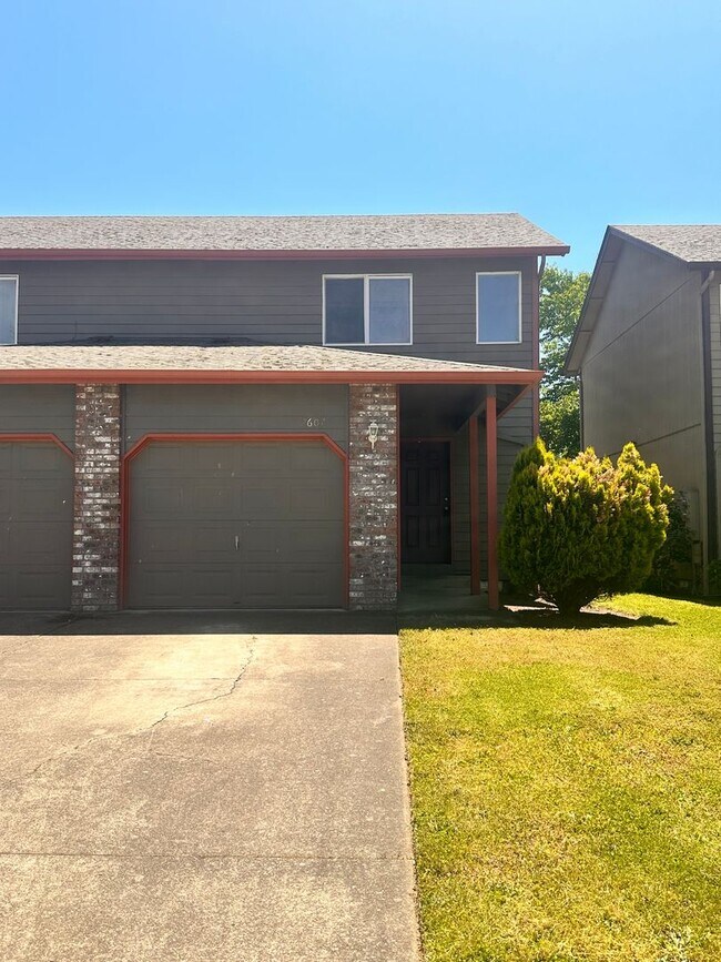 Building Photo - Large 2-story Duplex ~ 3 Bed / 1.5 Bath