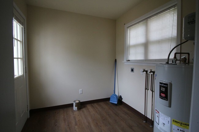 Building Photo - 2 br, 1 bath House - 150 Modern