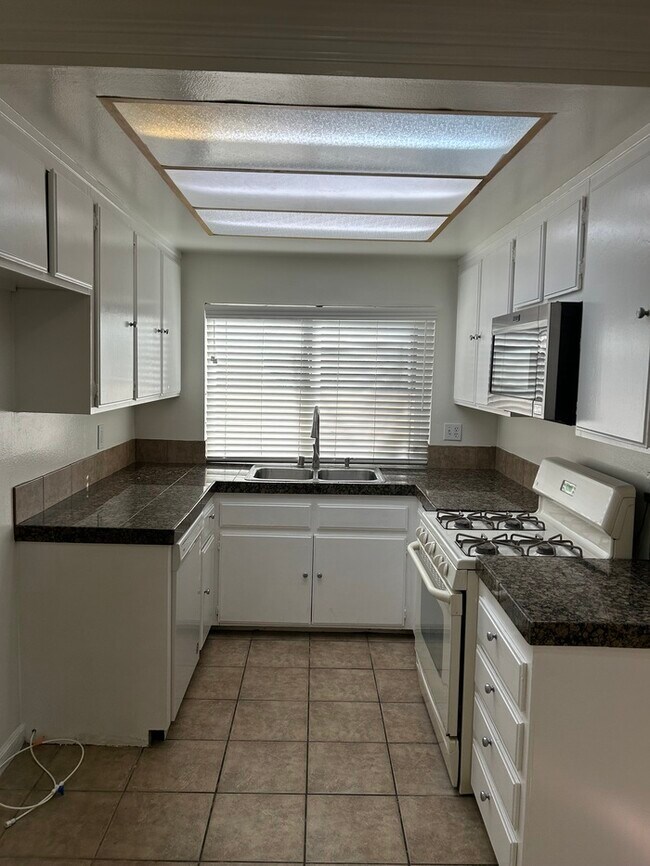 Foto del edificio - VERY NICE 2BD & 2.5BA CONDO IN PARAMOUNT