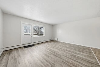 Building Photo - Thomas Manor