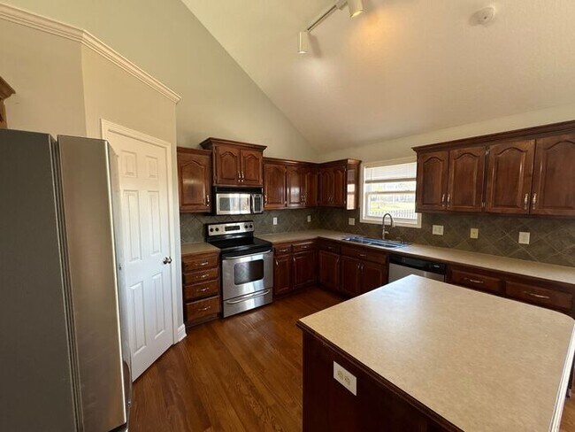 Building Photo - 3-Bedroom Home in a Quiet, Relaxing Neighb...