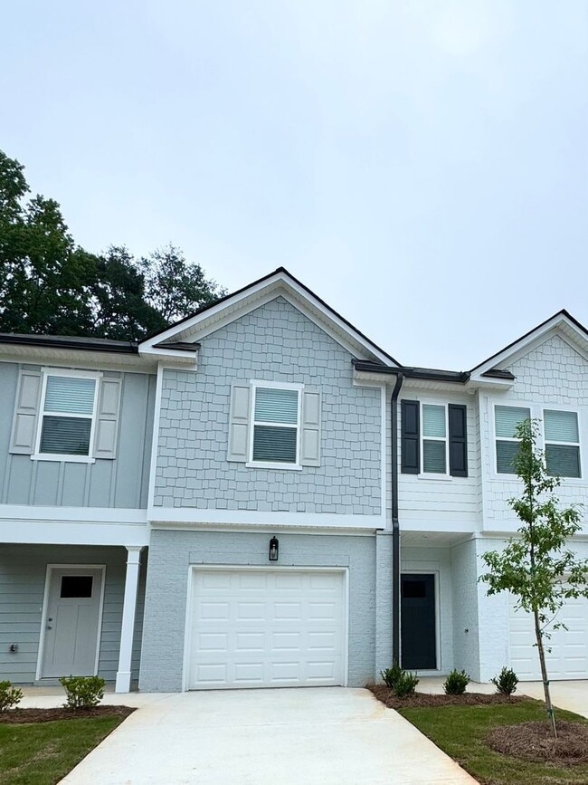 Building Photo - McCoy Street Townhomes!