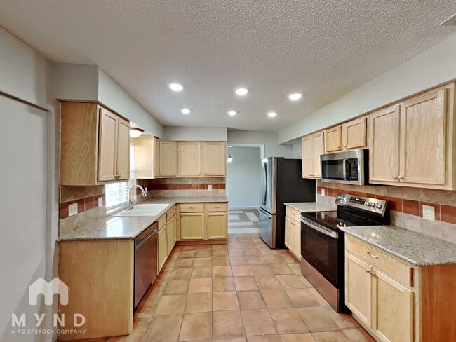 Building Photo - 605 Pyramid Dr