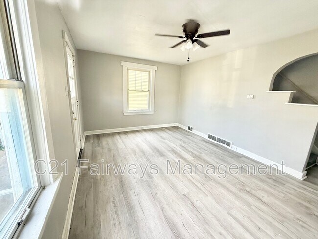 Building Photo - 927 Vankirk St