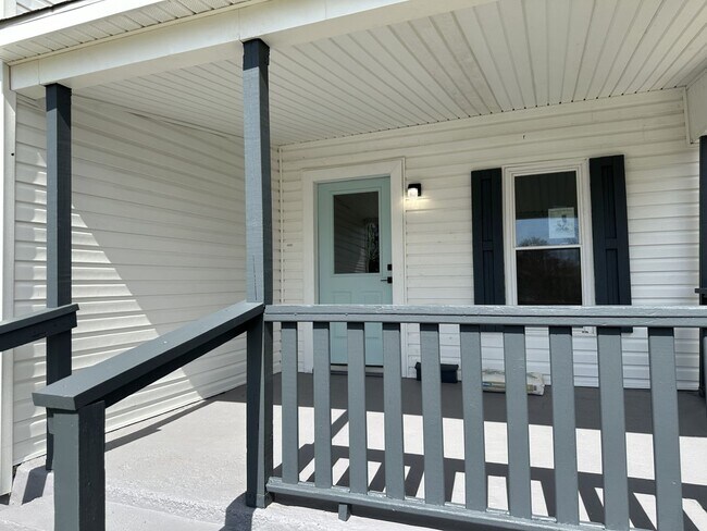 Building Photo - Newly Remodeled 4 Bedroom 1.5 Bath! Right ...